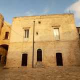 A dominare lo spazio vi � il palazzo del conte Filippo Arcamone, nobile feudatario napoletano che detenne la propriet� dell�area nella prima met� del XVIII secolo. � edificato laddove in epoca sveva sorgeva l�ospizio dei pellegrini